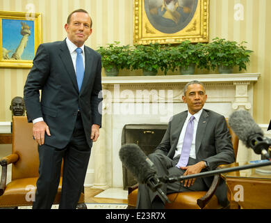 Prime Minister Tony Abbott Deutschland steht-oben nach rechts, ein bilaterales Treffen mit US-Präsident Barack Obama im Oval Office nachdem sie Reportern im Weißen Haus in Washington, DC auf Donnerstag, 12. Juni 2014 trafen. Bildnachweis: Ron Sachs/Pool über CNP - NO WIRE SERVICE Stockfoto