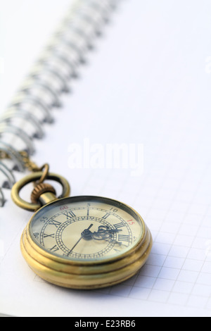 Verlegung auf einer weißen Notizbuchseite Taschenuhr Stockfoto