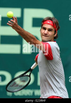 Halle, Deutschland. 15. Juni 2014. Schweizer Tennisspieler Roger Federer in Aktion während des letzten Spiels gegen Kolumbiens Alejandro Falla beim ATP-Turnier in Halle (Westfalen), Deutschland, 15. Juni 2014. Foto: OLIVER KRATO/Dpa/Alamy Live News/Alamy Live News Stockfoto