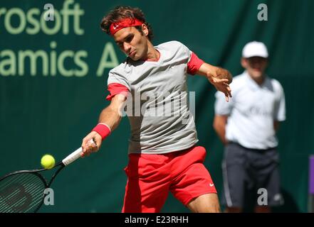 Halle, Deutschland. 15. Juni 2014. Schweizer Tennisspieler Roger Federer in Aktion während des letzten Spiels gegen Kolumbiens Alejandro Falla beim ATP-Turnier in Halle (Westfalen), Deutschland, 15. Juni 2014. Foto: OLIVER KRATO/Dpa/Alamy Live News/Alamy Live News Stockfoto