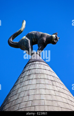 Die Katze Skulptur auf dem Dach des Katzenhaus in Riga, Lettland. Stockfoto