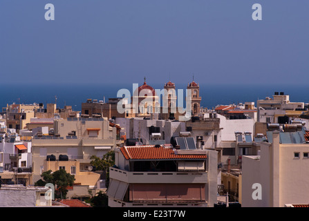 Skyline von Heraklion The Capital Stadt von der griechischen Mittelmeer Insel Kreta mit Agios Minas Kathedrale in der Ferne Stockfoto