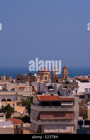 Skyline von Heraklion The Capital Stadt von der griechischen Mittelmeer Insel Kreta mit Agios Minas Kathedrale in der Ferne Stockfoto