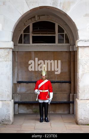 Eine königliche Wache in Londons Horse Guard Parade am 12. Juni 2014. Stockfoto