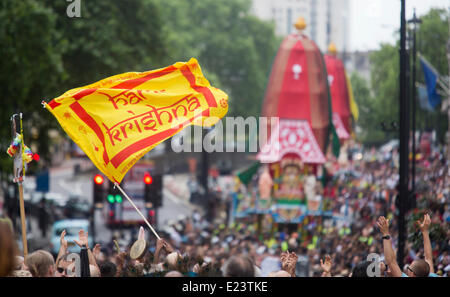 London, UK. 15. Juni 2014. Das Festival London Rathayatra 2014 beginnt mit einer Prozession von Hyde Park Corner, Trafalgar Square. Rathayatra ist ein Wagen fest, die ihren Ursprung in Jagannatha Puri an der Ostküste Indiens und reicht über 2.000 Jahre zurück. Es seinen gefeierten durch Anhänger der Hare-Krishna. Bildnachweis: Nick Savage/Alamy Live-Nachrichten Stockfoto