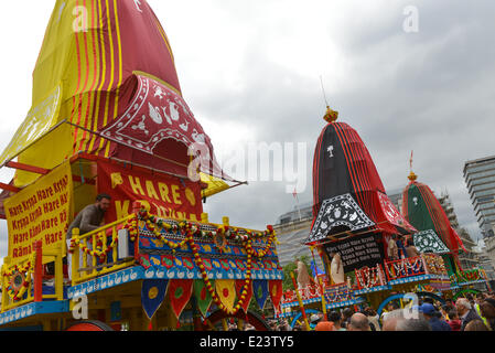 Trafalgar Square, London, UK. 15. Juni 2014. Die Wagen auf dem Trafalgar Square während der Hare-Krishna-Rathayatra Festival. Bildnachweis: Matthew Chattle/Alamy Live-Nachrichten Stockfoto