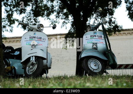 Mantova, Italien. 14. Juni 2014. 2014 Vespa World Days in Mantua, Italien. Eine internationale Veranstaltung mit der Anwesenheit von mehr 130 Vespa Club und 31 Ländern. Bildnachweis: Simone Bergamaschi/NurPhoto/ZUMAPRESS.com/Alamy Live-Nachrichten Stockfoto