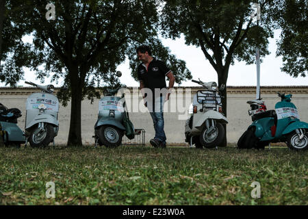 Mantova, Italien. 14. Juni 2014. 2014 Vespa World Days in Mantua, Italien. Eine internationale Veranstaltung mit der Anwesenheit von mehr 130 Vespa Club und 31 Ländern. Bildnachweis: Simone Bergamaschi/NurPhoto/ZUMAPRESS.com/Alamy Live-Nachrichten Stockfoto