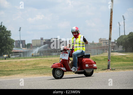 Mantova, Italien. 14. Juni 2014. 2014 Vespa World Days in Mantua, Italien. Eine internationale Veranstaltung mit der Anwesenheit von mehr 130 Vespa Club und 31 Ländern. Bildnachweis: Simone Bergamaschi/NurPhoto/ZUMAPRESS.com/Alamy Live-Nachrichten Stockfoto