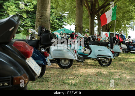 Mantova, Italien. 14. Juni 2014. 2014 Vespa World Days in Mantua, Italien. Eine internationale Veranstaltung mit der Anwesenheit von mehr 130 Vespa Club und 31 Ländern. Bildnachweis: Simone Bergamaschi/NurPhoto/ZUMAPRESS.com/Alamy Live-Nachrichten Stockfoto