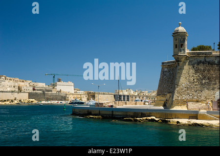 Senglea und Valletta Waterfront, von einem Boot in französischer Nebenfluß. Stockfoto
