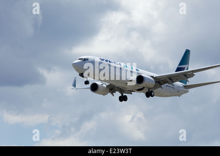 WestJet Boeing 737 Landung auf der Piste 05L am Pearson Flughafen Toronto Kanada Stockfoto