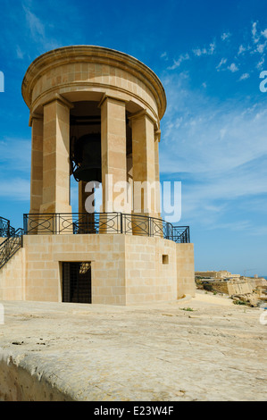 Siege Bell Memorial, mit Blick auf den Grand Harbour, Valletta, Malta. Stockfoto