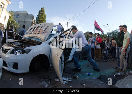 Kiew, Ukraine. 14. Juni 2014. Demonstranten zu zerstören das Fahrzeug der Botschaft der Russischen Föderation. Die Vereinigten Staaten verurteilt Angriff auf die russische Botschaft in Kiew am Samstag und fordert Ukraine angemessene Sicherheitsleistung für die diplomatische Mission. Die US-Reaktion kam nach einer Menschenmenge, entzündet durch den Abschuss der ukrainischen militärischen Transportflugzeug, rissen die Botschaft Flagge und Fahrzeuge umgeworfen, als ein Dutzend Polizei schaute auf. Sergii Kharchenko/NurPhoto/ZUMAPRESS.com/Alamy © Live-Nachrichten Stockfoto