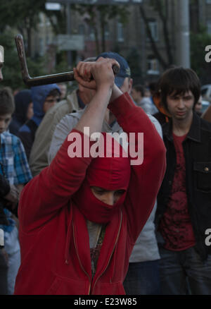 Kiew, Ukraine. 14. Juni 2014. Demonstrant reißt das Fahrzeug der Botschaft der Russischen Föderation. Die Vereinigten Staaten verurteilt Angriff auf die russische Botschaft in Kiew am Samstag und fordert Ukraine angemessene Sicherheitsleistung für die diplomatische Mission. Die US-Reaktion kam nach einer Menschenmenge, entzündet durch den Abschuss der ukrainischen militärischen Transportflugzeug, rissen die Botschaft Flagge und Fahrzeuge umgeworfen, als ein Dutzend Polizei schaute auf. Sergii Kharchenko/NurPhoto/ZUMAPRESS.com/Alamy © Live-Nachrichten Stockfoto