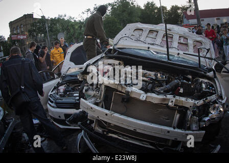 Kiew, Ukraine. 14. Juni 2014. Durch Demonstranten Autos vor russischen Föderation Gebäude abgerissen. Die Vereinigten Staaten verurteilt Angriff auf die russische Botschaft in Kiew am Samstag und fordert Ukraine angemessene Sicherheitsleistung für die diplomatische Mission. Die US-Reaktion kam nach einer Menschenmenge, entzündet durch den Abschuss der ukrainischen militärischen Transportflugzeug, rissen die Botschaft Flagge und Fahrzeuge umgeworfen, als ein Dutzend Polizei schaute auf. Sergii Kharchenko/NurPhoto/ZUMAPRESS.com/Alamy © Live-Nachrichten Stockfoto