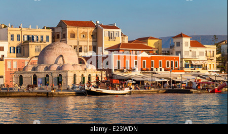 Hafen von Chania und die Yiali Tzami Moschee am späten Nachmittag, Kreta Griechenland. Stockfoto