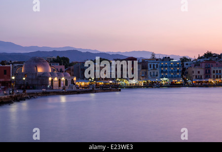 Sonnenuntergang am Hafen von Chania, Kreta Griechenland. Stockfoto