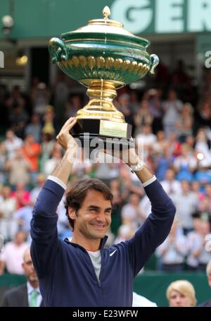 Halle, Deutschland. 15. Juni 2014. Schweizer Tennisspieler Roger Federer hält die Tasse nach dem Gewinn der letzten Spiels gegen Kolumbien Alejandro Falla beim ATP-Turnier in Halle (Westfalen), Deutschland, 15. Juni 2014. Federer gewann das Finale in zwei Sätzen. Foto: OLIVER KRATO/Dpa/Alamy Live News Stockfoto