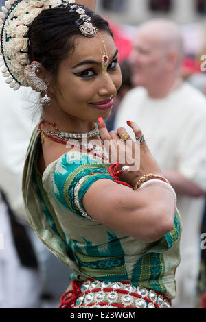 London, UK. 15. Juni 2014. Indische Tänzerin Avatari. Die London Rathayatra 2014-Festival auf dem Trafalgar Square. Rathayatra ist ein Wagen fest, die ihren Ursprung in Jagannatha Puri an der Ostküste Indiens und reicht über 2.000 Jahre zurück. Es seinen gefeierten durch Anhänger der Hare-Krishna. Bildnachweis: Nick Savage/Alamy Live-Nachrichten Stockfoto