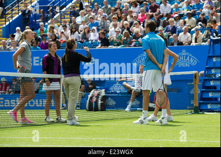 Eastbourne, Vereinigtes Königreich. 15. Juni 2014. Spieler während der Auslosung zu Beginn der Rallye für Bally Doppel-Match bei den Aegon International in Devonshire Park, Eastbourne. Bildnachweis: MeonStock/Alamy Live-Nachrichten Stockfoto