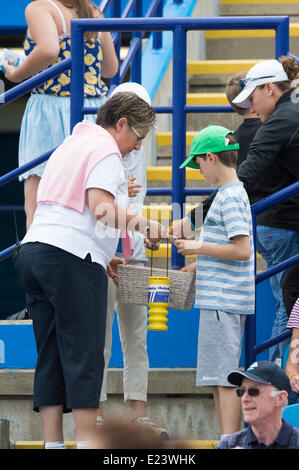 Eastbourne, Vereinigtes Königreich. 15. Juni 2014. Ein Mitglied der WTA verkauft Armbänder während der Rallye für Bally Doppel-Match bei den Aegon International in Devonshire Park, Eastbourne. Bildnachweis: MeonStock/Alamy Live-Nachrichten Stockfoto