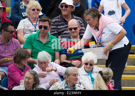 Eastbourne, Vereinigtes Königreich. 15. Juni 2014. Ein Mitglied der WTA verkauft Armbänder während der Rallye für Bally Doppel-Match bei den Aegon International in Devonshire Park, Eastbourne. Bildnachweis: MeonStock/Alamy Live-Nachrichten Stockfoto