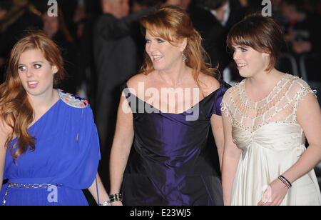 London, UK. 3. März 2009. Sarah Ferguson, Herzogin von York, Prinzessin Beatrice und Prinzessin Eugenie kommen für die Weltpremiere von "Young Victoria" im Odeon Leciester Square. © Ferdaus Shamim/ZUMA Wire/ZUMAPRESS.com/Alamy Live-Nachrichten Stockfoto