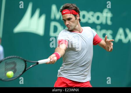 Halle, Deutschland. 15. Juni 2014. Schweizer Tennisspieler Roger Federer in Aktion während des letzten Spiels gegen Kolumbiens Alejandro Falla beim ATP-Turnier in Halle (Westfalen), Deutschland, 15. Juni 2014. Federer gewann das Finale in zwei Sätzen. Foto: OLIVER KRATO/Dpa/Alamy Live News Stockfoto