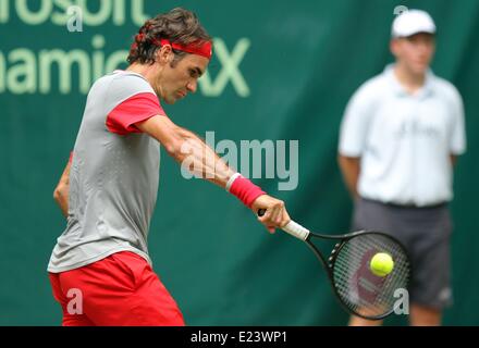 Halle, Deutschland. 15. Juni 2014. Schweizer Tennisspieler Roger Federer in Aktion während des letzten Spiels gegen Kolumbiens Alejandro Falla beim ATP-Turnier in Halle (Westfalen), Deutschland, 15. Juni 2014. Federer gewann das Finale in zwei Sätzen. Foto: OLIVER KRATO/Dpa/Alamy Live News Stockfoto