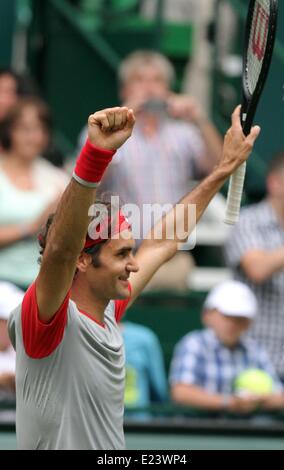 Halle, Deutschland. 15. Juni 2014. Schweizer Tennisspieler Roger Federer jubelt nach dem Sieg des letzte Spiels gegen Kolumbiens Alejandro Falla beim ATP-Turnier in Halle (Westfalen), Deutschland, 15. Juni 2014. Federer gewann das Finale in zwei Sätzen. Foto: OLIVER KRATO/Dpa/Alamy Live News Stockfoto