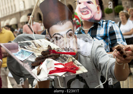 Sofia, Bulgarien. 14. Juni 2014. Tausende schlossen den Protest '' DANS nicht mehr '' vor der Nationalversammlung in Sofia um ein Jahr zu markieren, da regierungsfeindliche Demonstrationen haben in der Hauptstadt und anderen bulgarischen Städten begann. Die Proteste begannen am 14. Juni 2013 als Delian Peewski Präsident der staatlichen Agentur für nationale Sicherheit (DANS) vom Parlament gewählt wurde. Hristo Vladev/NurPhoto/ZUMAPRESS.com/Alamy © Live-Nachrichten Stockfoto