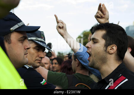 Sofia, Bulgarien. 14. Juni 2014. Tausende schlossen den Protest '' DANS nicht mehr '' vor der Nationalversammlung in Sofia um ein Jahr zu markieren, da regierungsfeindliche Demonstrationen haben in der Hauptstadt und anderen bulgarischen Städten begann. Die Proteste begannen am 14. Juni 2013 als Delian Peewski Präsident der staatlichen Agentur für nationale Sicherheit (DANS) vom Parlament gewählt wurde. Hristo Vladev/NurPhoto/ZUMAPRESS.com/Alamy © Live-Nachrichten Stockfoto