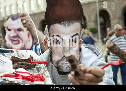 Sofia, Bulgarien. 14. Juni 2014. Tausende schlossen den Protest '' DANS nicht mehr '' vor der Nationalversammlung in Sofia um ein Jahr zu markieren, da regierungsfeindliche Demonstrationen haben in der Hauptstadt und anderen bulgarischen Städten begann. Die Proteste begannen am 14. Juni 2013 als Delian Peewski Präsident der staatlichen Agentur für nationale Sicherheit (DANS) vom Parlament gewählt wurde. Hristo Vladev/NurPhoto/ZUMAPRESS.com/Alamy © Live-Nachrichten Stockfoto