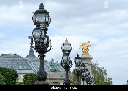 Lampe-Beiträge auf der Brücke Pont Alexandre III in Paris Frankreich Stockfoto