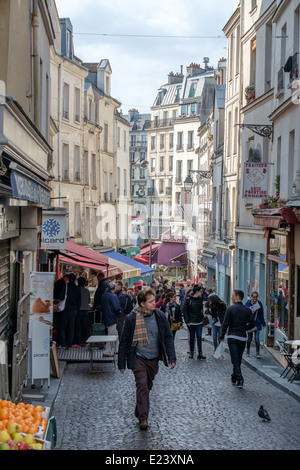 Der Lebensmittel-Markt in der Rue Mouffetard in Paris, Frankreich, die Menschen wandern Stockfoto