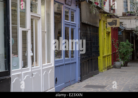Enge Gasse in Paris Frankreich mit sehr bunten Fassade, weiß, blau, gelb und rot Stockfoto