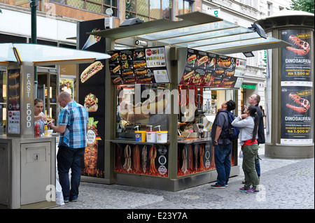 Touristen, Essen und Auswahl fast-Food aus einem Kiosk auf der Prager Straße, Tschechien. Stockfoto