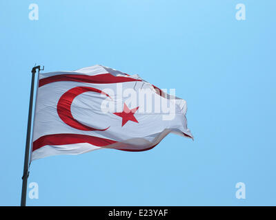 Nicosia, Nordzypern. 29. Mai 2014. Flagge der türkischen Republik Nordzypern in Nicosia, Nordzypern, 29 Mai 2014. Die Insel wurde aufgeteilt in das Gebiet von der Regierung von Zypern (das ist die de Jure Regierung für die gesamte Insel speichern für die britische Hoheitszonen) kontrolliert im Süden und, unter der Regierung der türkischen Republik Nordzypern im Norden seit 1974. Foto: Jens Kalaene - Live News WIRE SERVICE/Dpa/Alamy Stockfoto