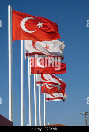 Nicosia, Nordzypern. 29. Mai 2014. Flaggen der türkischen Republik Nordzypern (L) und der Türkei in Nicosia, Nordzypern, 29 Mai 2014. Die Insel wurde aufgeteilt in das Gebiet von der Regierung von Zypern (das ist die de Jure Regierung für die gesamte Insel speichern für die britische Hoheitszonen) kontrolliert im Süden und, unter der Regierung der türkischen Republik Nordzypern im Norden seit 1974. Foto: Jens Kalaene - Live News WIRE SERVICE/Dpa/Alamy Stockfoto