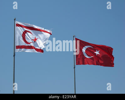 Nicosia, Nordzypern. 29. Mai 2014. Flaggen der türkischen Republik Nordzypern (L) und der Türkei in Nicosia, Nordzypern, 29 Mai 2014. Die Insel wurde aufgeteilt in das Gebiet von der Regierung von Zypern (das ist die de Jure Regierung für die gesamte Insel speichern für die britische Hoheitszonen) kontrolliert im Süden und, unter der Regierung der türkischen Republik Nordzypern im Norden seit 1974. Foto: Jens Kalaene - Live News WIRE SERVICE/Dpa/Alamy Stockfoto