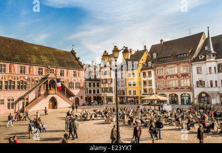 Passanten und Besucher des Cafés am Place De La Réunion, auf der linken Seite der Renaissance Fassade des ehemaligen Rathauses im freien Stockfoto