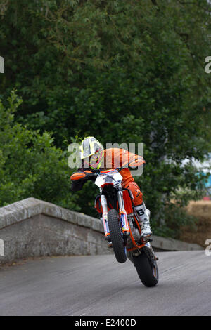 Nr.1 Chris Hodgson KTM 450 Supermoto beim Cholmondeley Pageant of Power. Der Motorrad-Trick, Motorrad-Radstand, Beschleunigung, Wheelies, Stunt, Gefährliche Fahrweise: Eine Wheelie-Action befindet sich auf der 1.2 Meilen langen Rennstrecke auf dem Parkgelände von Cholmondeley Castle, wo Rennräder konkurrieren, die sieben Jahrzehnte des Motorsports umfassen. Stockfoto