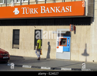 Nicosia, Nordzypern. 26. Mai 2014. Ein Mann geht vorbei an einem Zweig der türkischen Bank "Turk Bankasi" in Nicosia, Nordzypern, 26. Mai 2014. Die Insel hat in der Gegend gesteuert von der Regierung von Zypern im Süden und das unter der Regierung der türkischen Republik Nordzypern im Norden seit 1974 geteilt. Foto: Jens Kalaene - Live News WIRE SERVICE/Dpa/Alamy Stockfoto