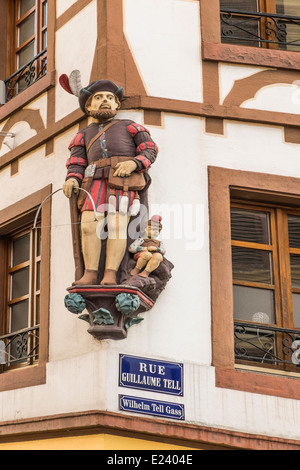 Skulptur des Schweizer Volkshelden Wilhelm tell an der Fassade eines Hauses in der Altstadt von Mulhouse, Mülhausen, Elsass, Frankreich Stockfoto