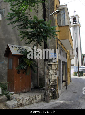 Nikosia, Zypern. 29. Mai 2014. Ein altes Wachhaus im südlichen Teil von Nikosia, Zypern, 29. Mai 2014. Die Insel hat in der Gegend gesteuert von der Regierung von Zypern im Süden und das unter der Regierung der türkischen Republik Nordzypern im Norden seit 1974 geteilt. Foto: Jens Kalaene - Live News WIRE SERVICE/Dpa/Alamy Stockfoto