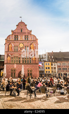 Café am Place De La Réunion, im Hintergrund der Renaissance Fassade des ehemaligen Rathauses, heute ein Museum im freien Stockfoto