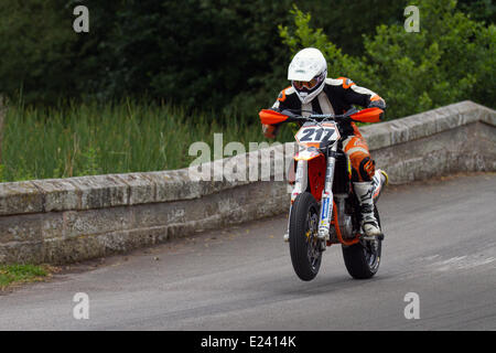 No.217 KTM 450 Richard Sharp, Motorrad-Trick, Motorrad-Radstand, Beschleunigung, Wheelies, Stunt, gefährliches Fahren, ein Wheelie beim Cholmondeley Pageant of Power. Die Action findet auf der 1.2 Meilen langen Strecke auf dem Parkgelände von Cholmondeley Castle statt, wo über 120 Fahrzeuge und Fahrräder gegeneinander antreten, die sich über sieben Jahrzehnte des Motorsports erstrecken. Stockfoto