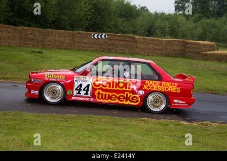 BMW M3 1988 Nr. 44 'Dämon Tweeks" E30 M3 Rally Cars Alan Minshaw am Cholmondeley Pageant von Macht. Die Aktion ist auf der 1,2 km langen Strecke im Park von Super Autos an cholmondeley Castle, wo über 120 Fahrzeuge und Fahrräder konkurrieren und erstreckt sich über sieben Jahrzehnten Motorsport. Das Wochenende ist eine der größten Feiern von Leistung und Geschwindigkeit im Land. Stockfoto