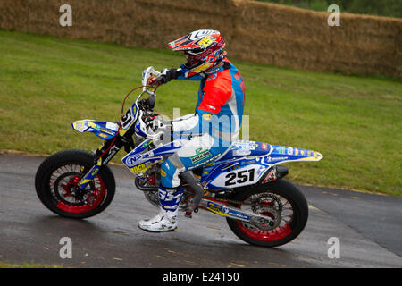 Honda CRF 450 Matt Winstanley No.251 bei der 2014 Cholmondeley Pageant of Power. Die Action findet auf der 1.2 Meilen langen Strecke auf dem Parkgelände von Cholmondeley Castle statt, auf der über 120 Fahrräder gegeneinander antreten, die sieben Jahrzehnte lang Motorsport bieten. Das Wochenende ist eines der größten Feste der Macht und Geschwindigkeit im Land. Stockfoto